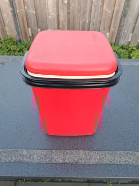 Hoog vierkant model koelbox van Curver in rood.