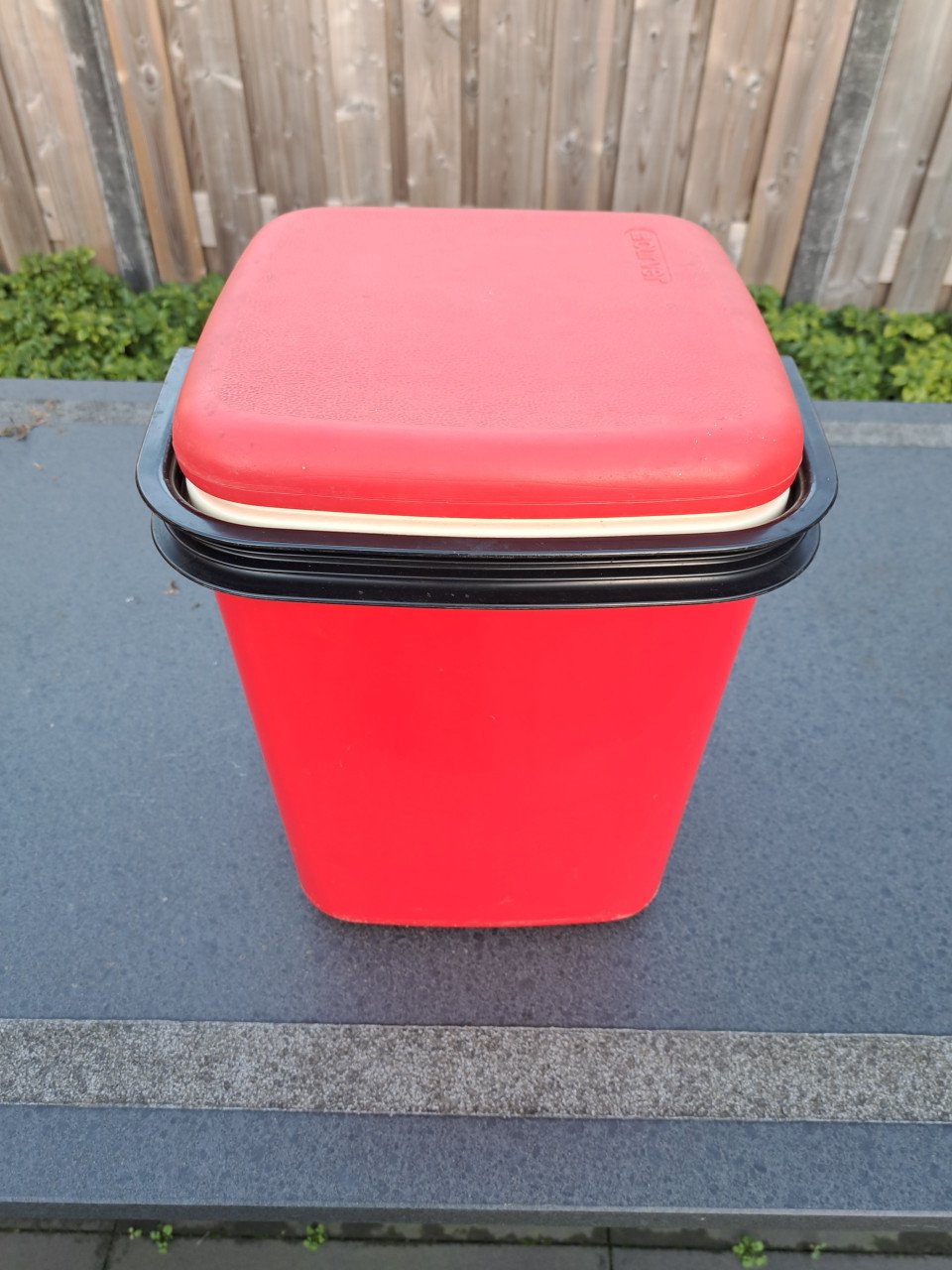 Hoog vierkant model koelbox van Curver in rood.