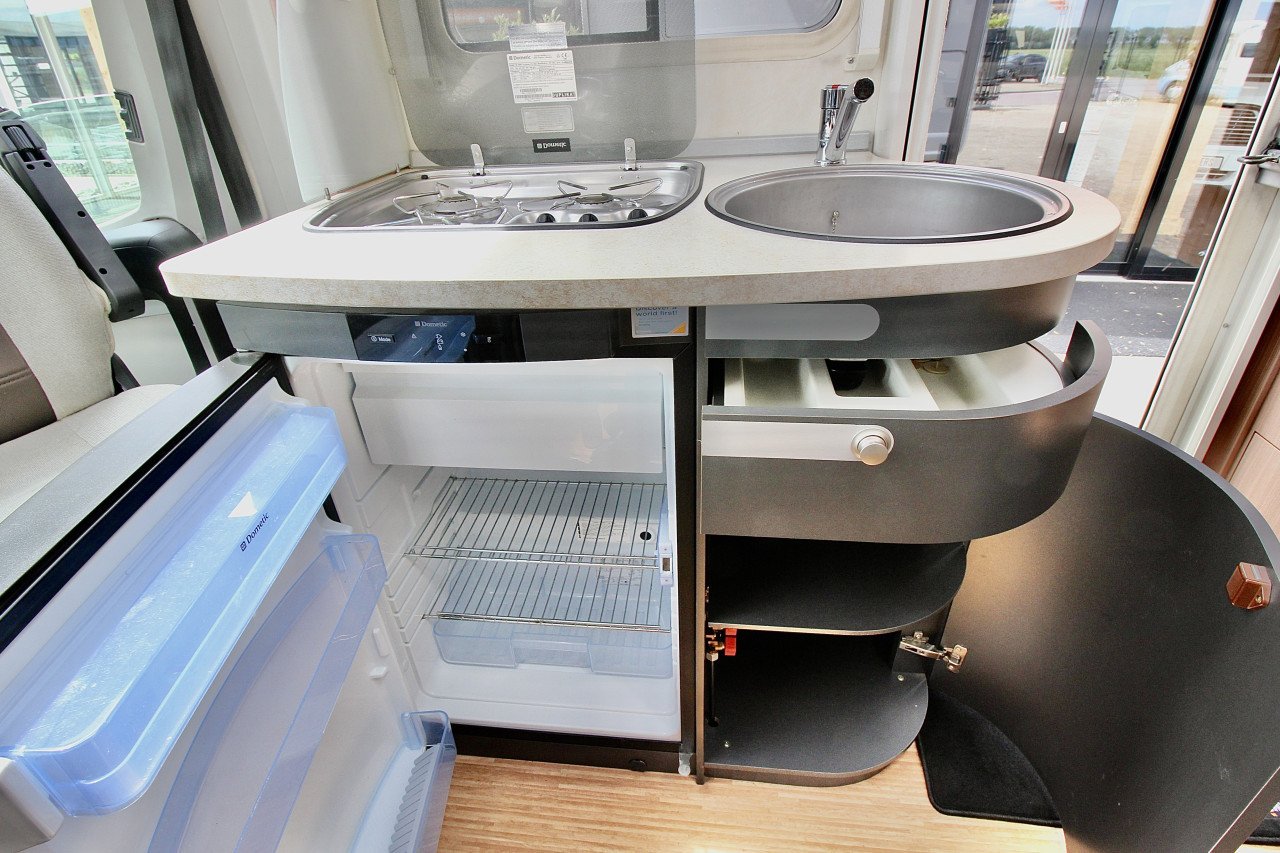 Knaus Van TI (Vast bed, Compact, Airco, zeer netjes !!!!!!!)