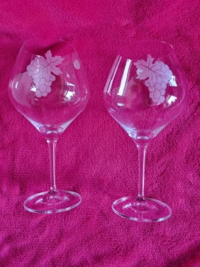 2 grote wijnglazen met afbeelding