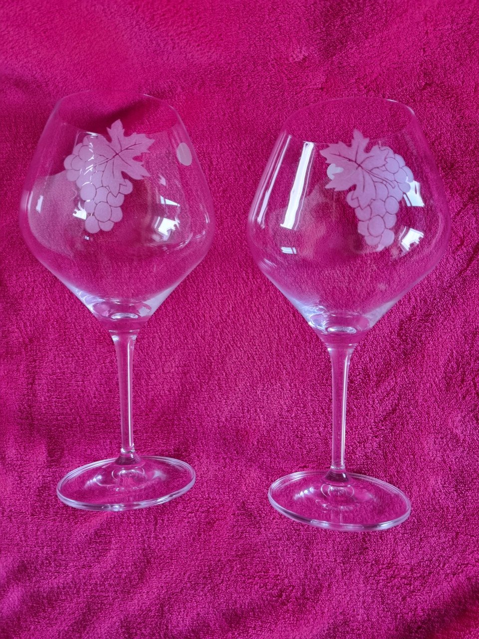 2 grote wijnglazen met afbeelding