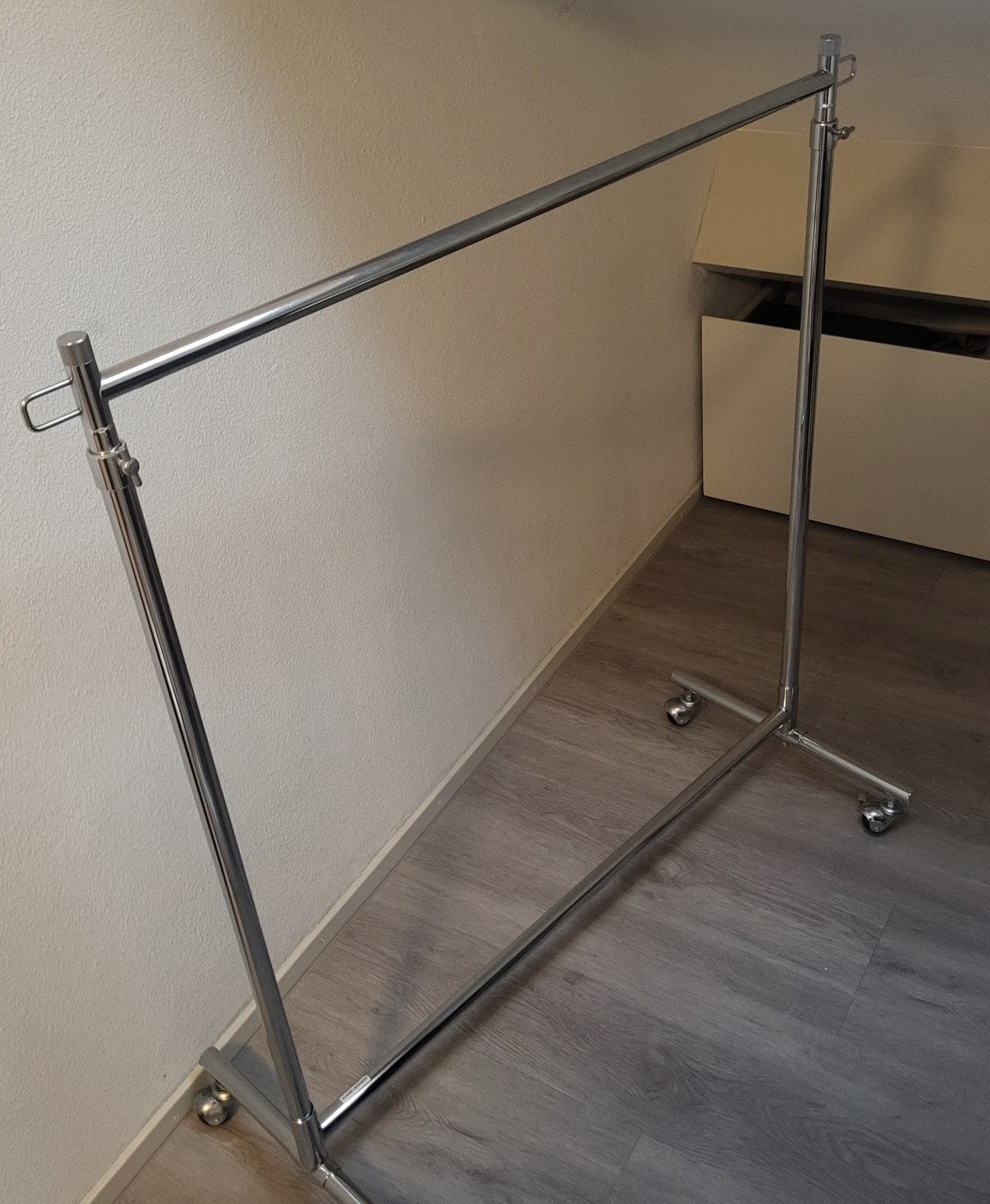 Hoogte verstelbaar kledingrek, verrijdbaar