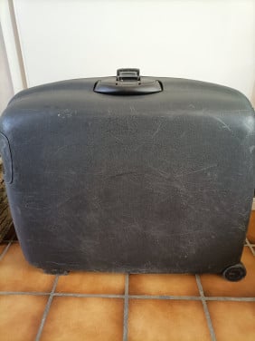 Stevige Samsonite (harde) koffer met 2 wielen en cijfer slot. Maten: L75 cm