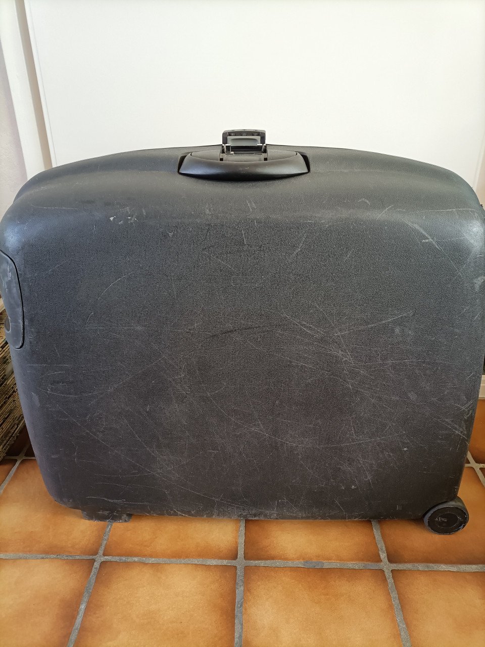 Stevige Samsonite (harde) koffer met 2 wielen en cijfer slot. Maten: L75 cm
