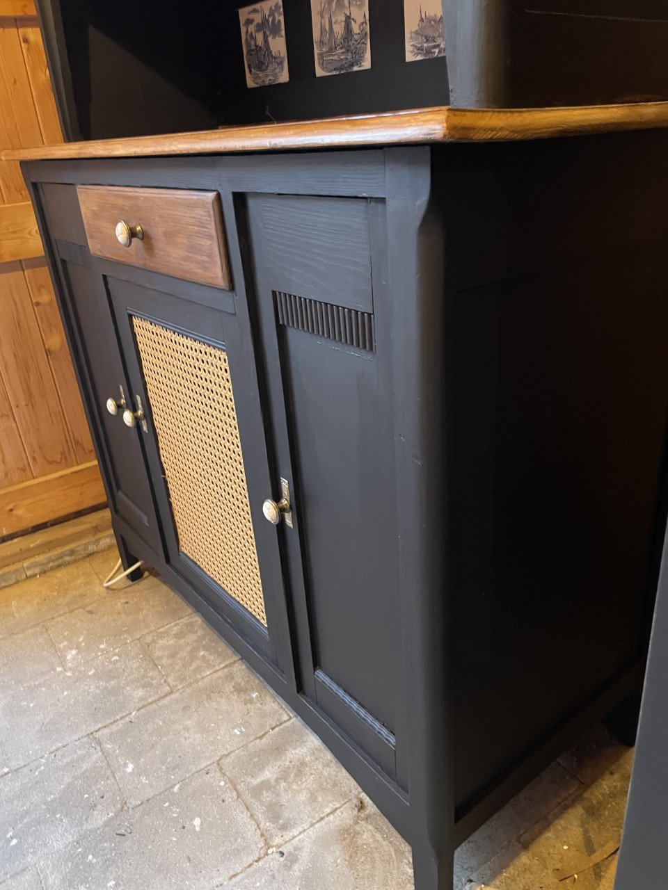 Ter koop: Unieke vintage Buffetkast met glas in lood
