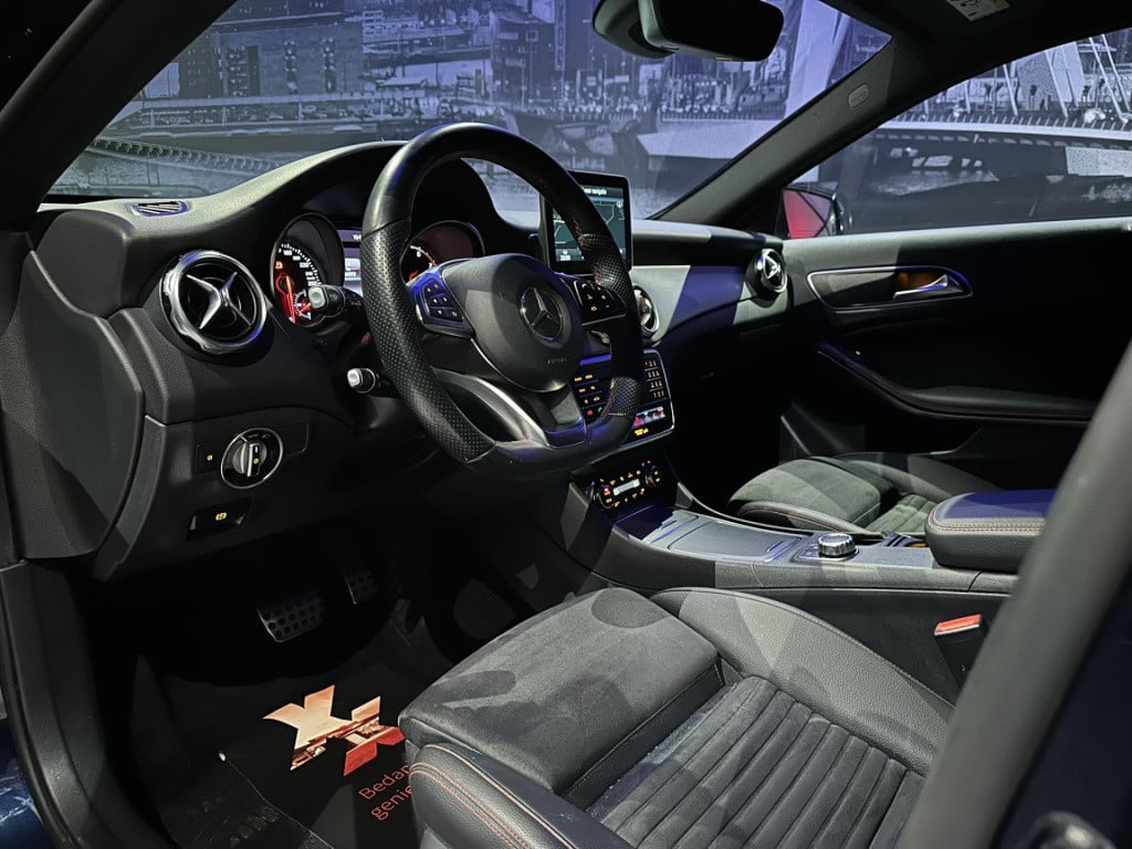 Mercedes-Benz Gla-klasse 180 business solution amg *camera*trekhaak*
