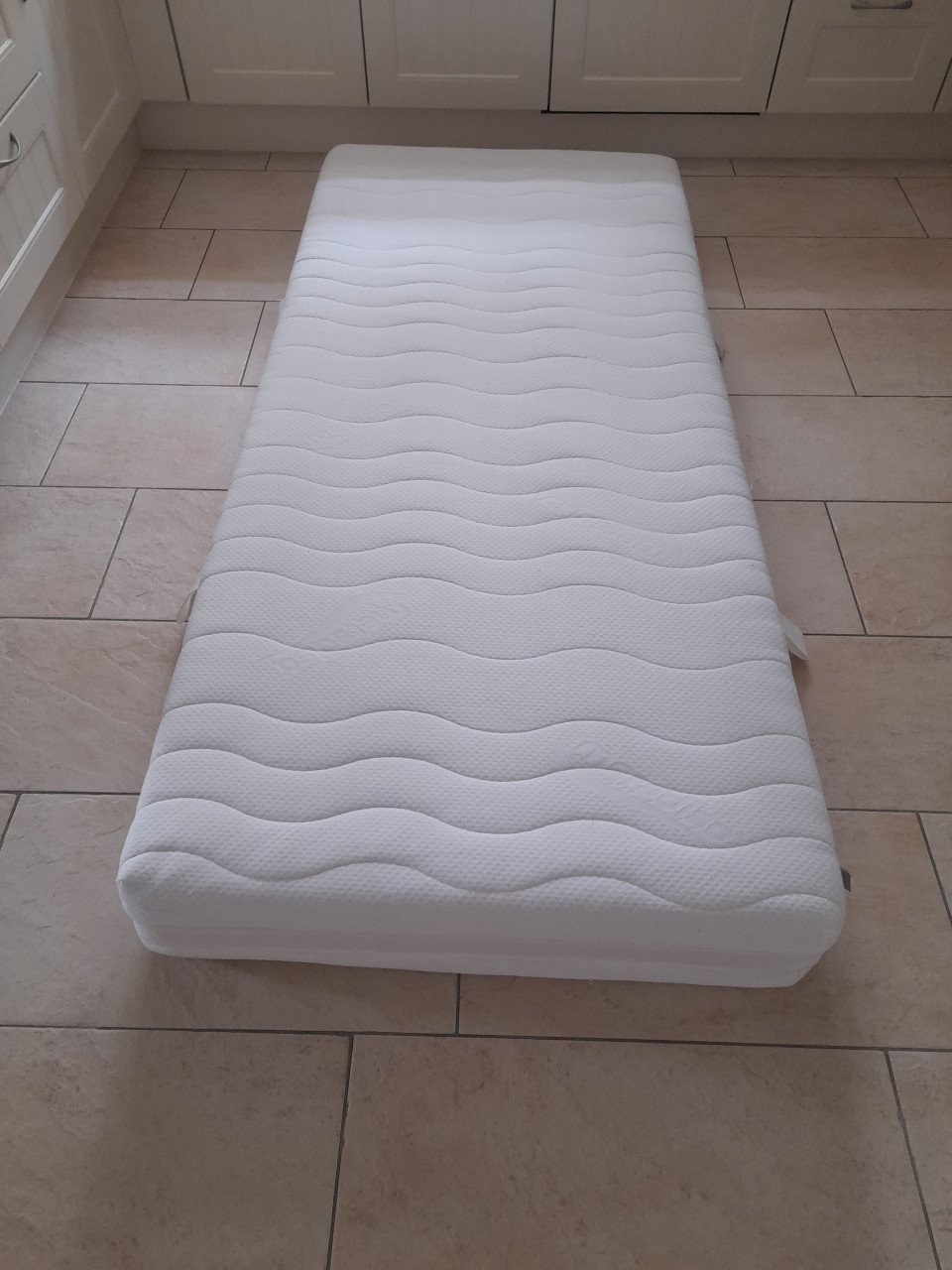 Net schoon matras 90 x 200 x 19 H (in goede nette staat )