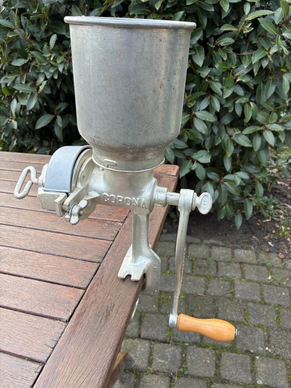 Moutmolen e.a. apparaten