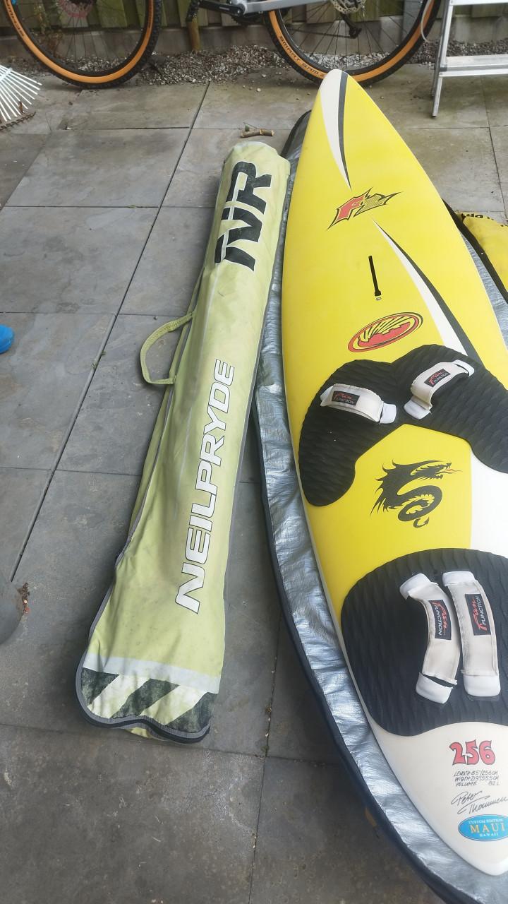 Surfplank en surfzeil