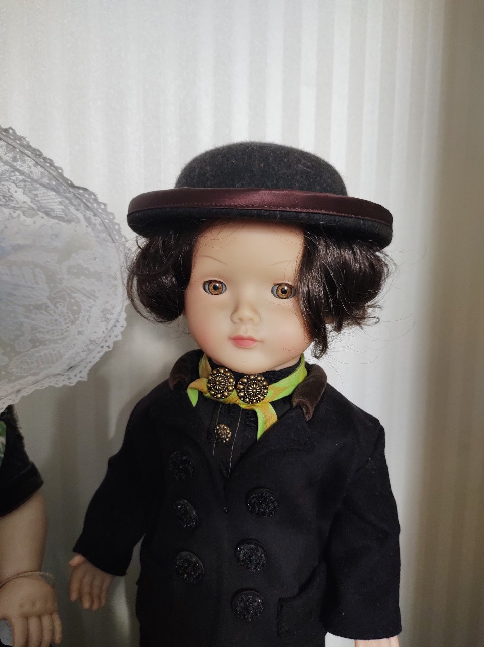 Stel mooie poppen in originele Zuid-Bevelandse klederdracht