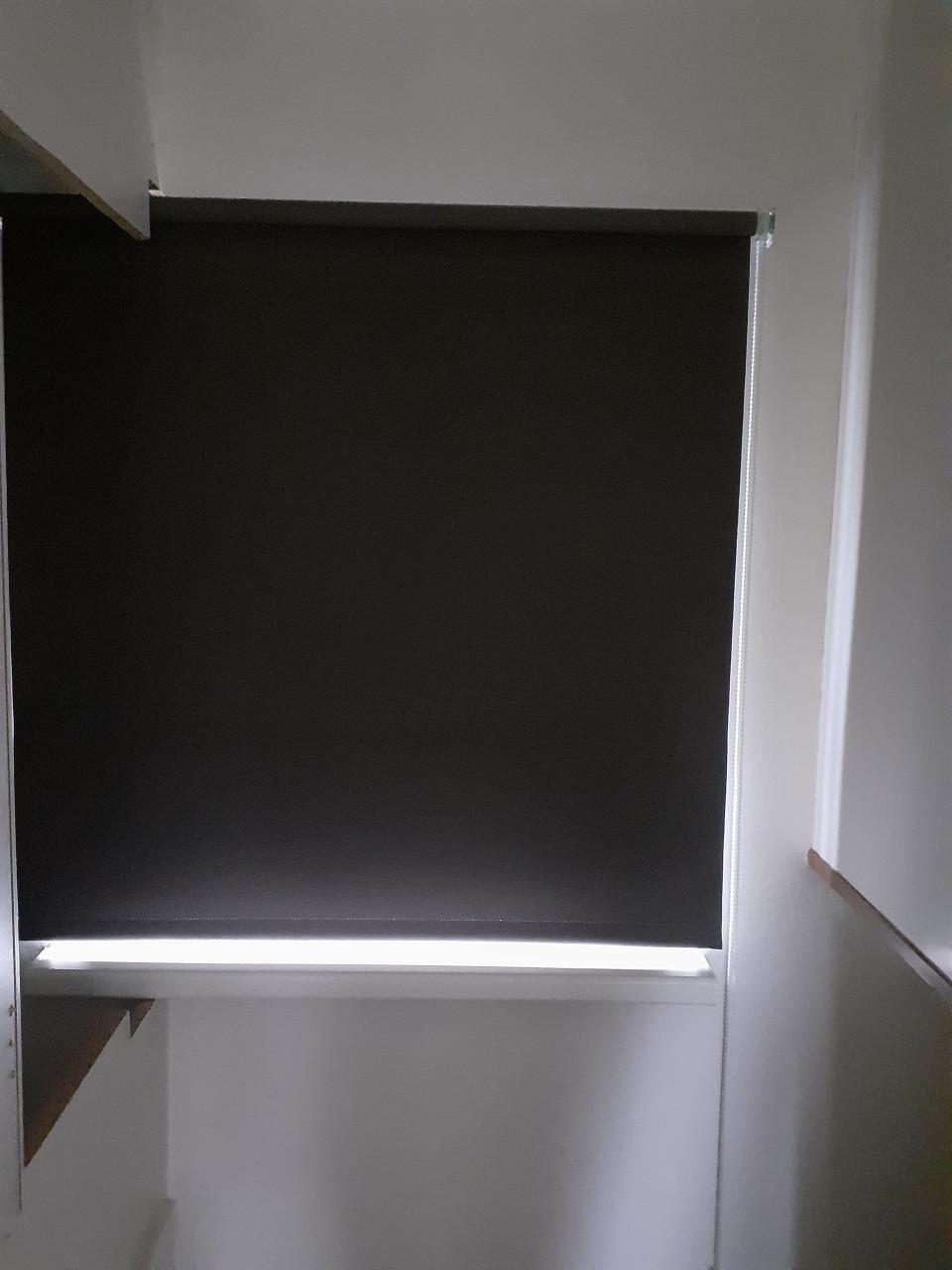 Verduisterend rolgordijn in zeer goede staat