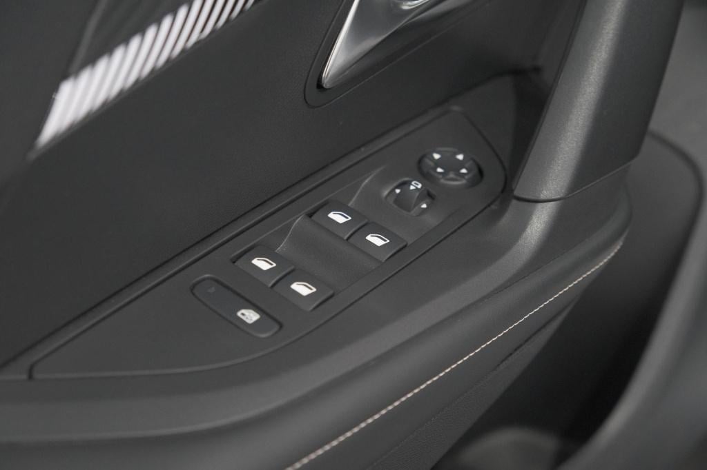 Peugeot 2008 puretech 130 eat8 allure | 360 camera | dodehoekdetectie | app