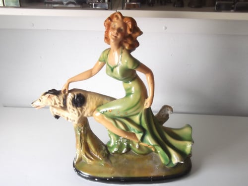 Art Deco beeld vrouw met hond