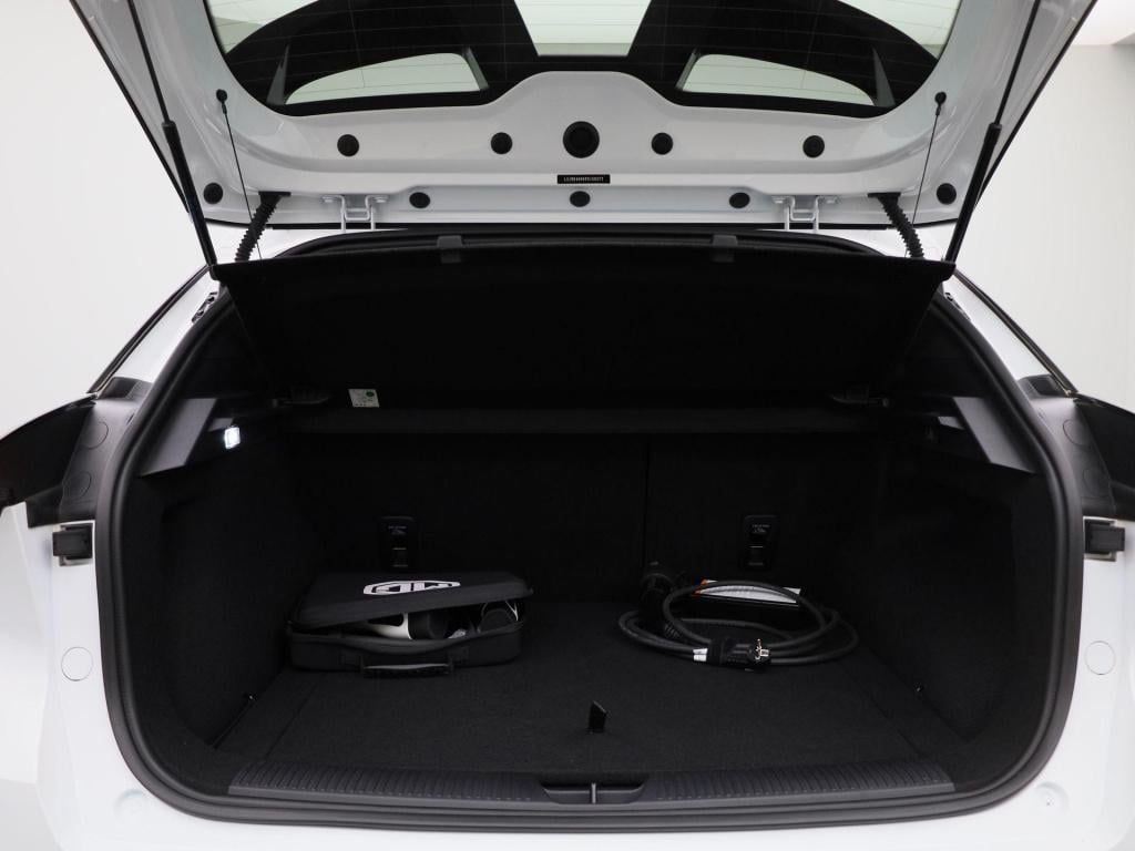 MG Mg4 64 kwh luxury | automaat | navigatie | climate control | apple carpl