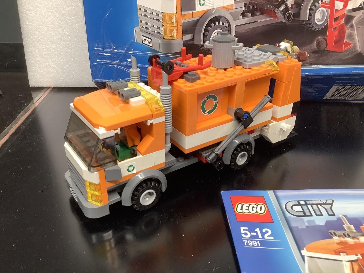Lego vuilniswagen nr.7991 met boekje. Met doos.