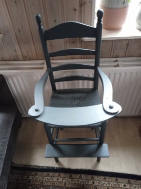 Antieke oude vintage kinderstoel