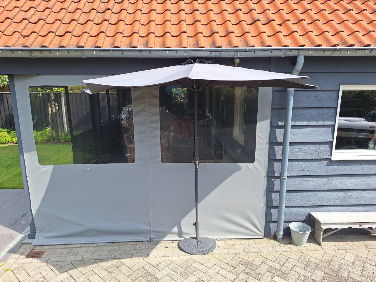 Halve of balkonparasol met voet