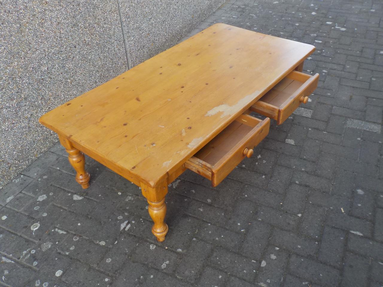 Geheel massief grenen salontafel met 2 diepe laden in goede staat