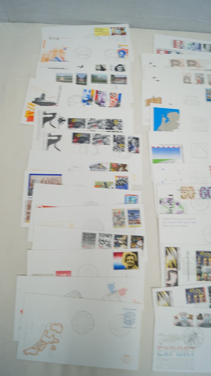 Postzegelalbum, eerstedagenveloppen en speciale catalogus 2005.