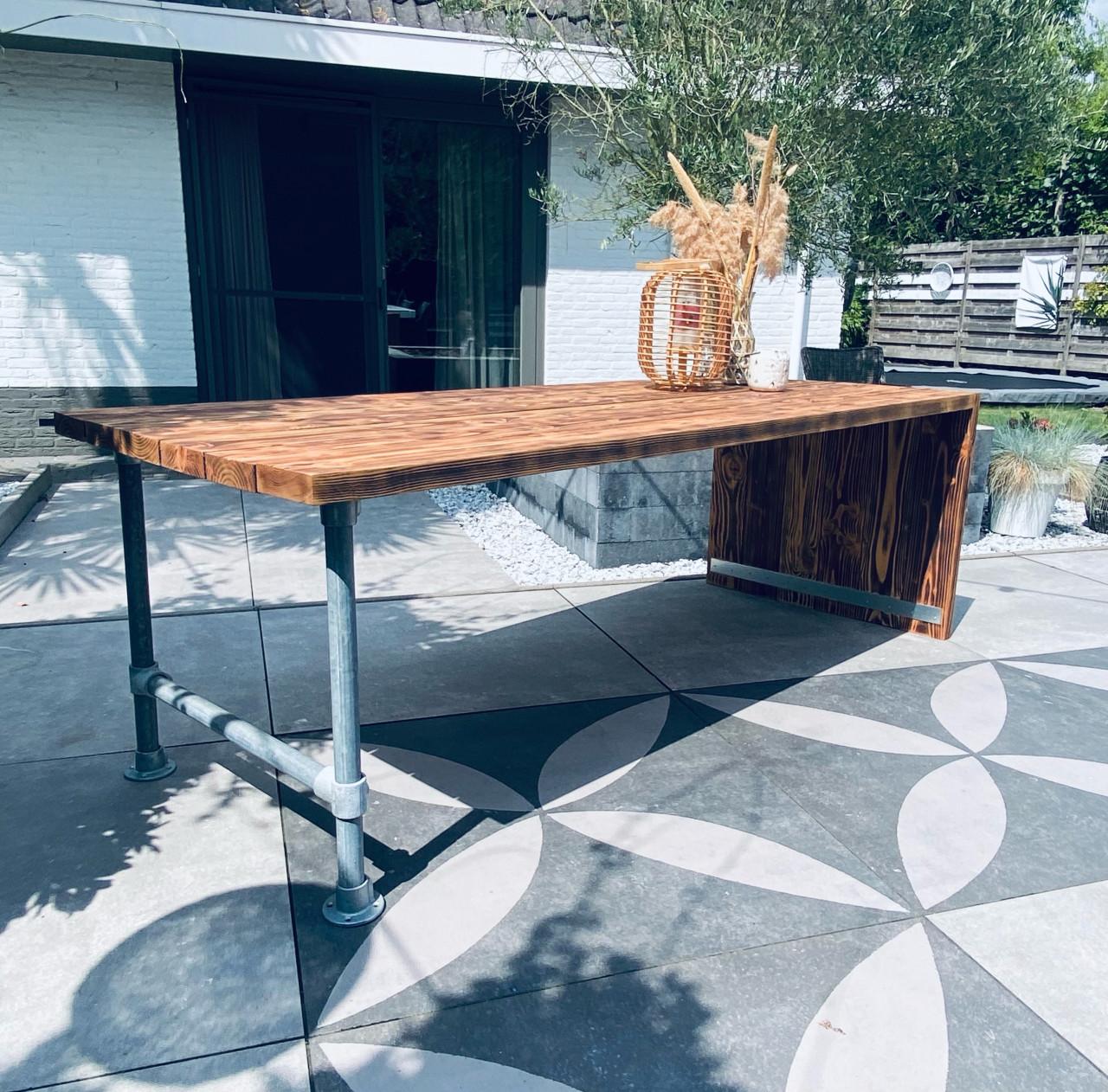 Unieke en stijlvolle handgemaakte tafel.