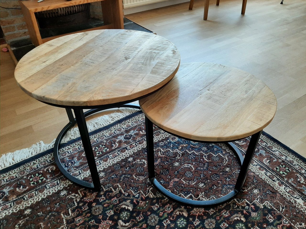 Salon en bijzettafel van mangohout