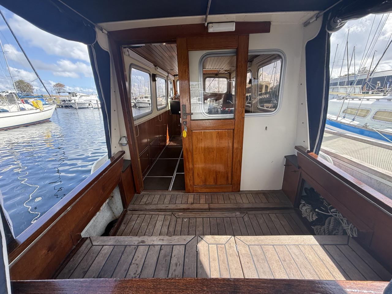 Motorboot 8 meter salonkruiser met stahoogte