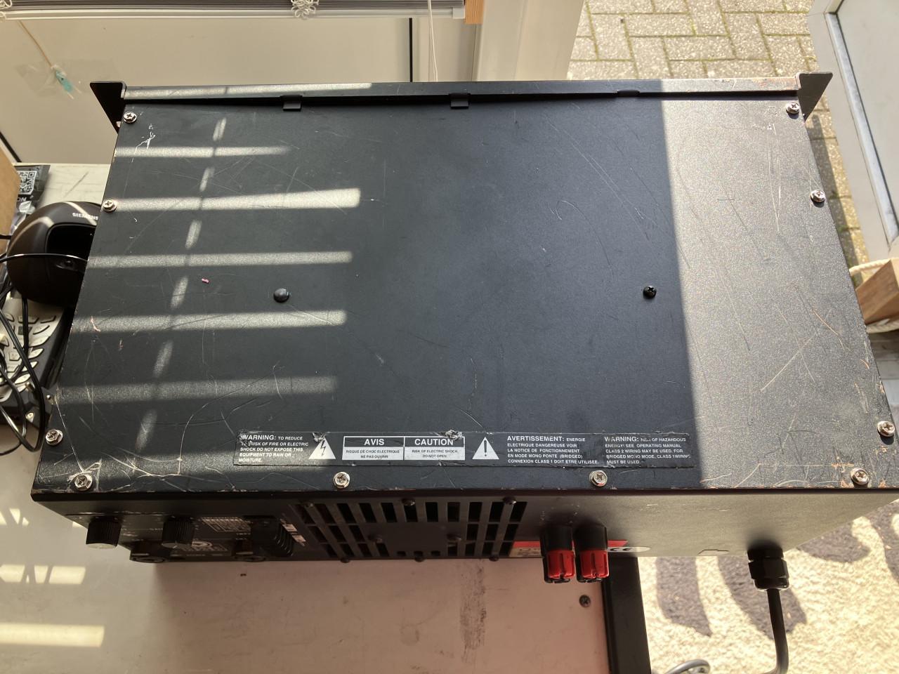 QSC USA 1310 amplifier 2x1000 Watt voor opmaak of onderdelen