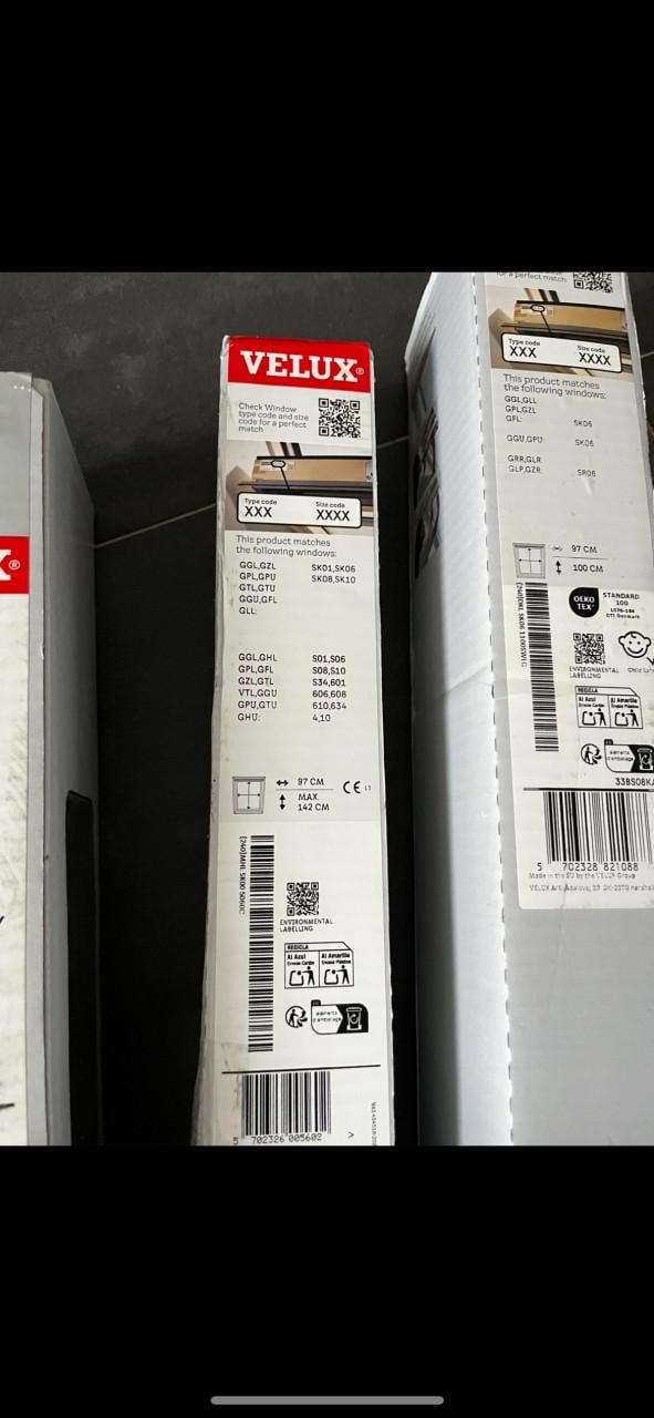 Velux rolgordijn-nieuw in verpakking. Kleur zwart.