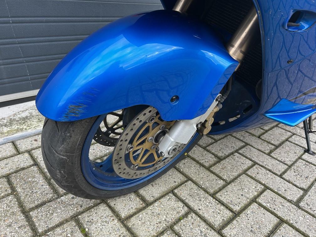 Kawasaki ZX12R uit 2002 met lichte kuipschade, rijklaar mee voor €2250,-