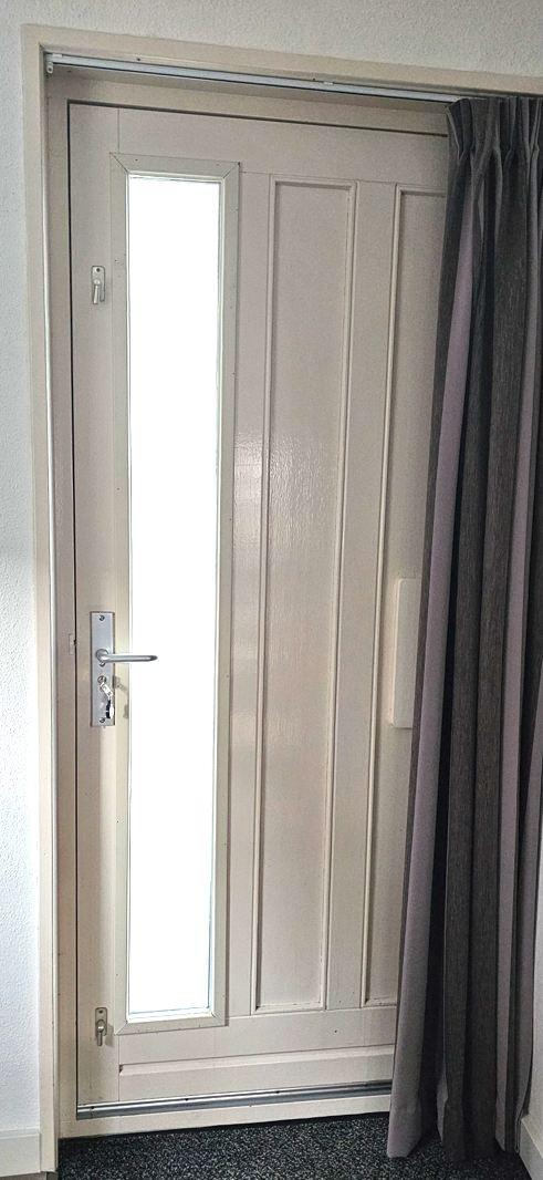 Hardhouten Voordeur met geïsoleerde brievenbus, dubbel glas en 3 sleutels