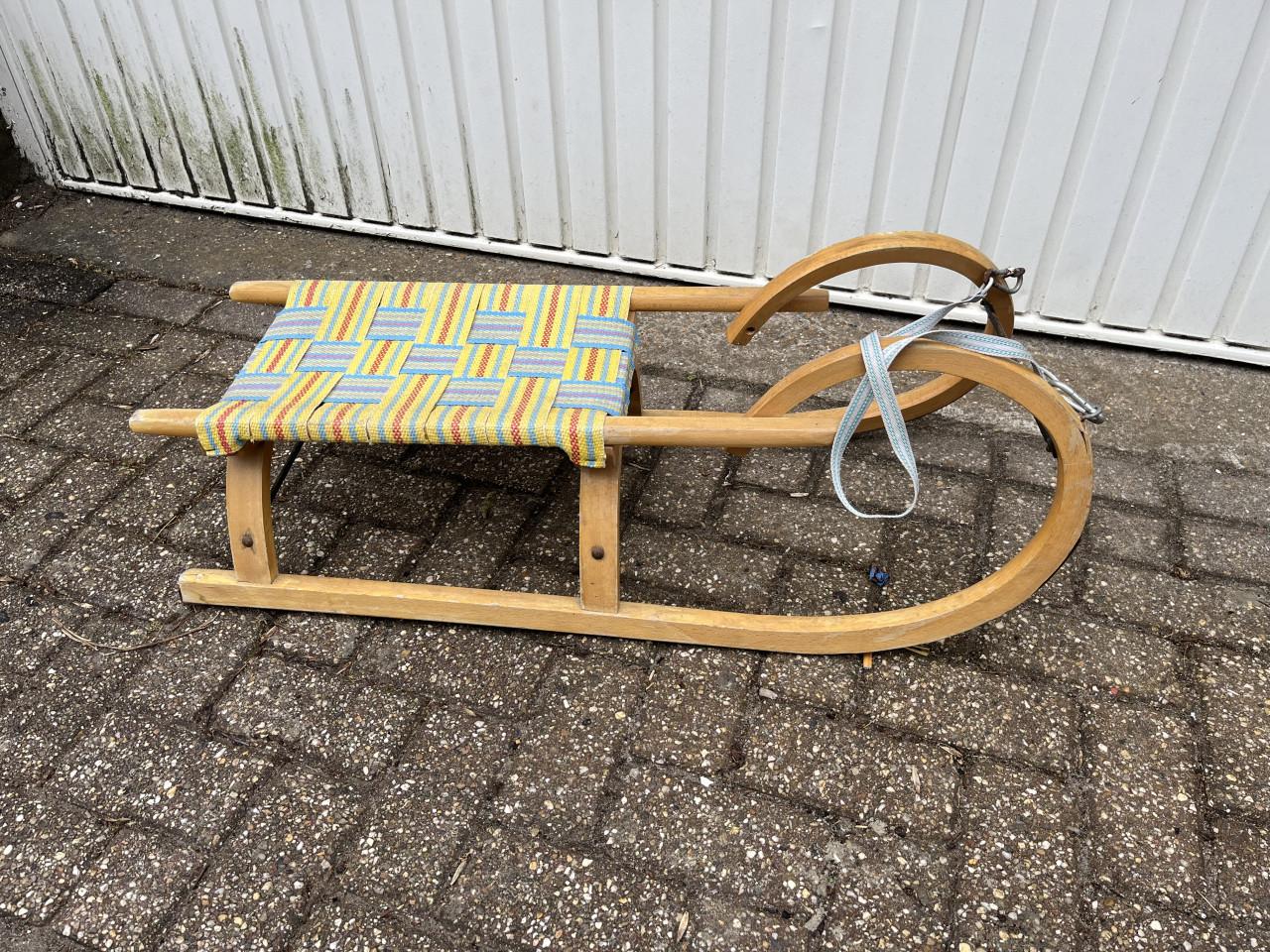 Slee van hout met gekleurde zitting