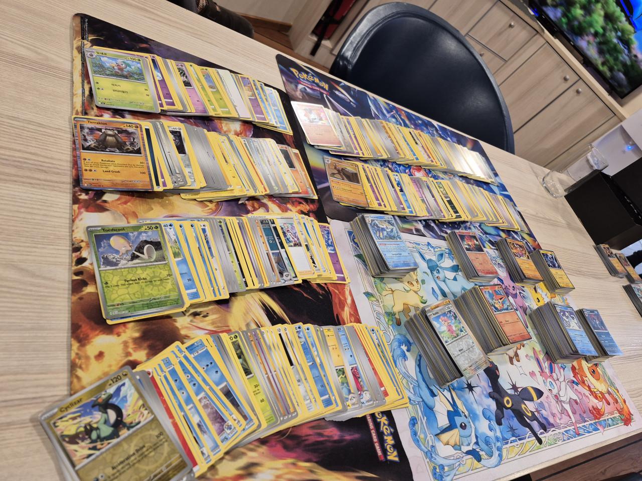 Mooie partij van 800+ pokemon kaarten veel glimmende