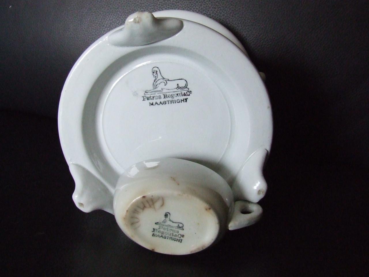 Petrus Regout wit theelicht op pootjes met vetschuitje