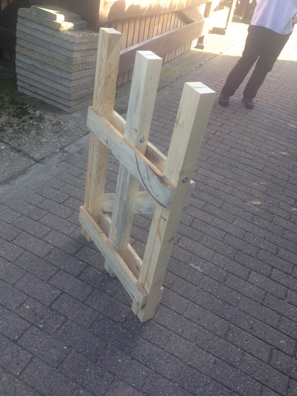 Rechtop hout doorzagen met kettingzaag en compacte zaagbok als werkbank