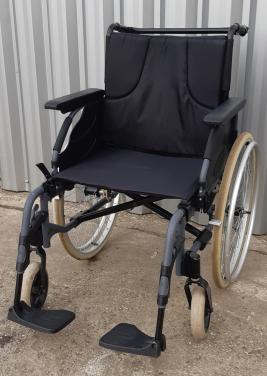 Opvouwbare rolstoel met voetsteunen