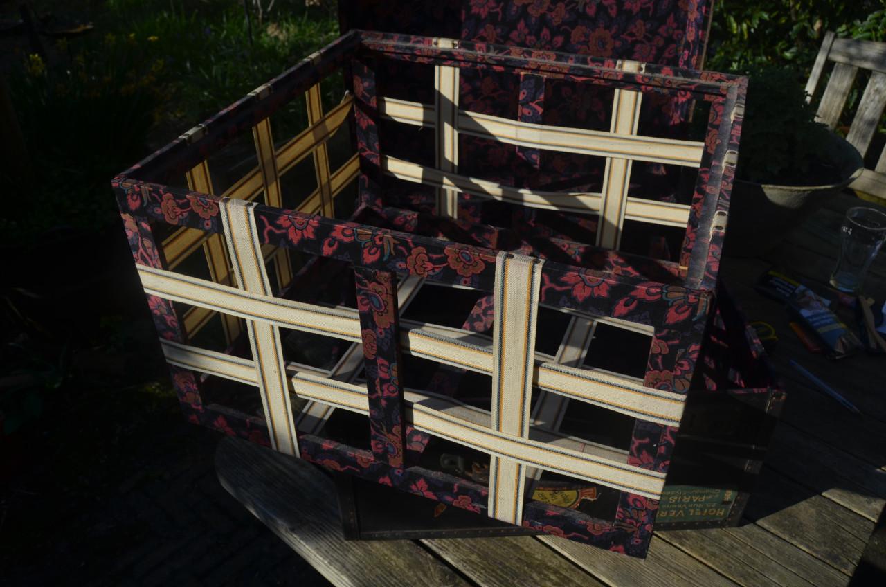 Fraaie antieke (houten?) reiskoffer met goed beslag