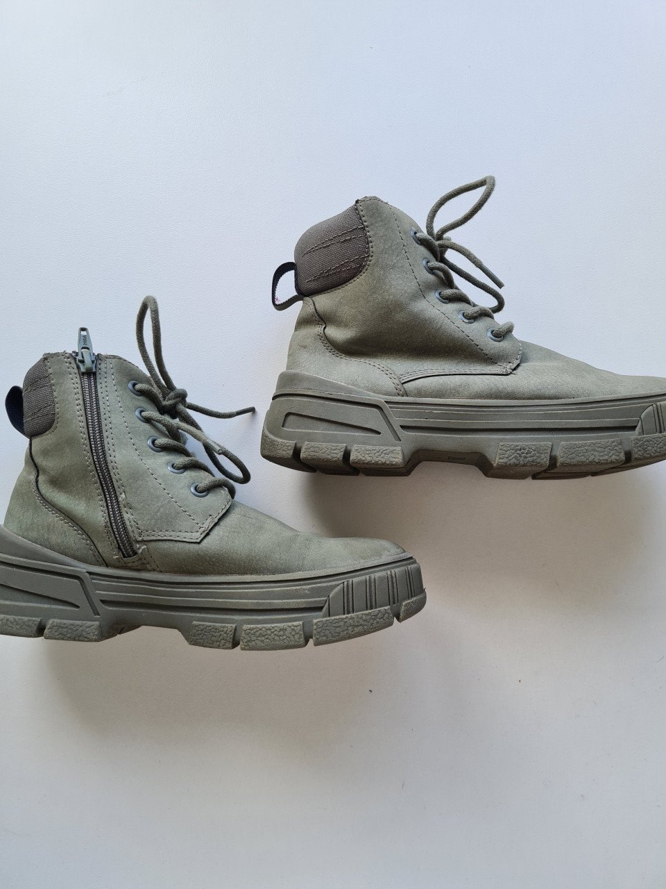 Zara kaki groene half hoge veter/ rits sneackers  Maat 31