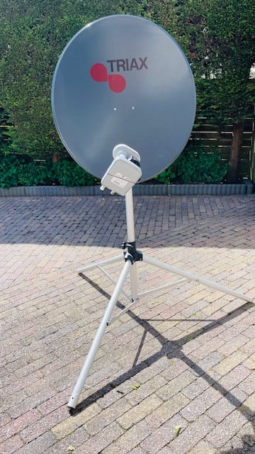Sattelietschotel met statief, draagtas en digitale sattelietontvanger.