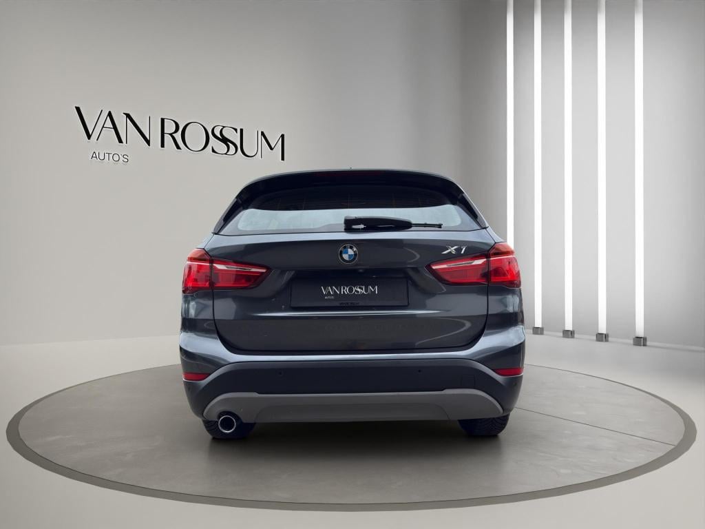 BMW X1 sdrive18i executive | verwarmde sportstoelen | camera | led | trekha