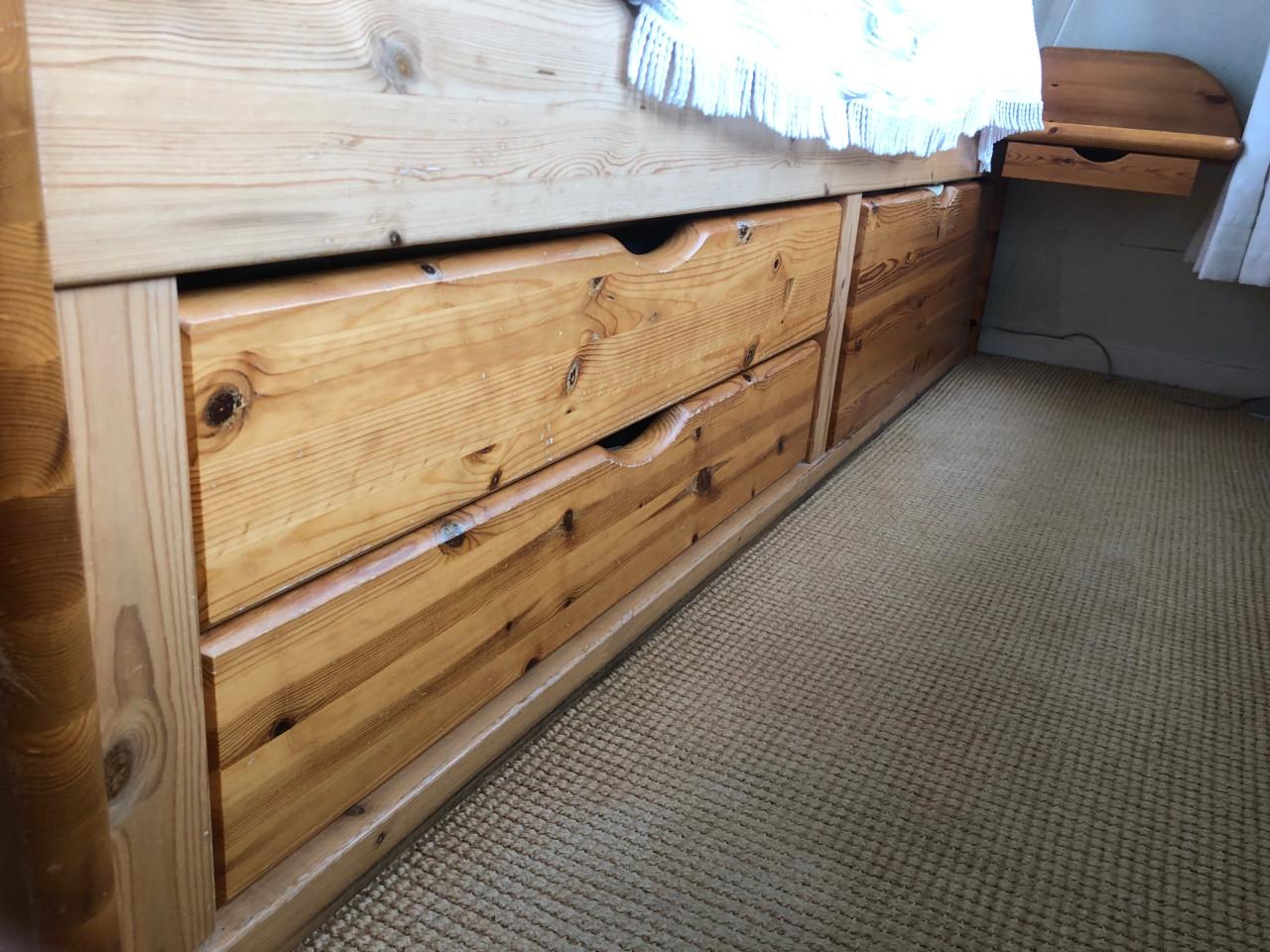 Massief Houten bed met opberglades, 160 maal 200 cm!