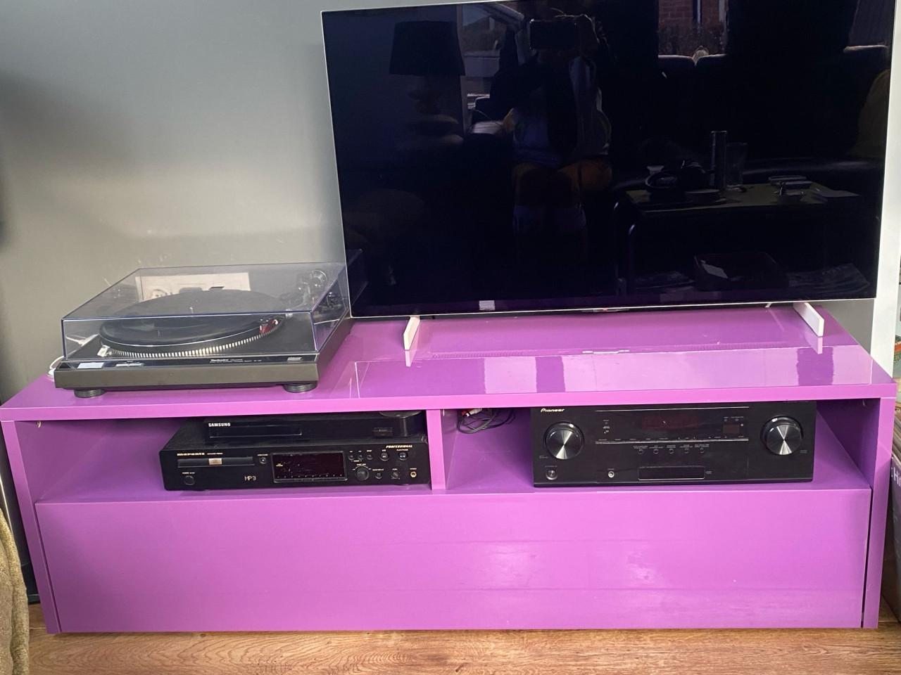 Kleurrijke hoogglans kasten en tafel