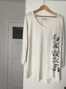 Tuniek met letters nog heel netjes maat L