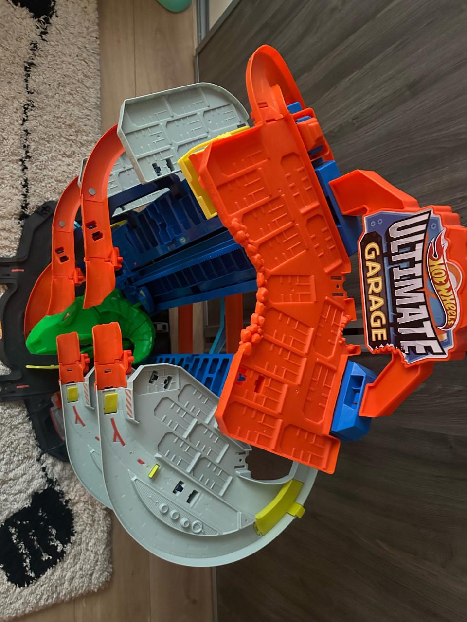 Hot wheels garage