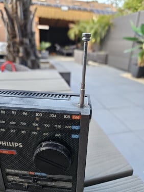 Werkende kleine vintage radio uit 1985! Philips D-2012