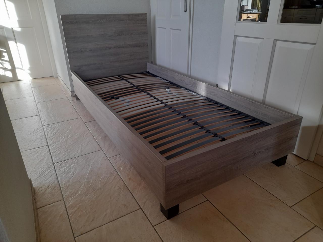 1 persoons bed 90 x 200 ( in goede nette staat )