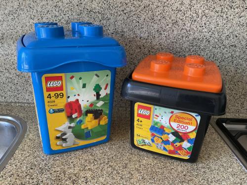 Duplo. 4 emmers met deksel, vliegtuigje, shovel en 3 poppetjes.