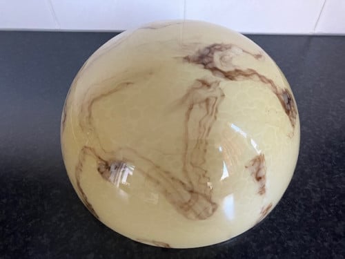 Plafonnière... Opaline gemarmerd glazen lampenkap.