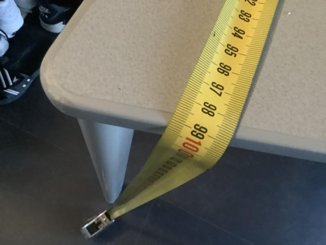 Stevige bureau tafel van het merk Ahrend. 180x80cm in de hoek oplopend