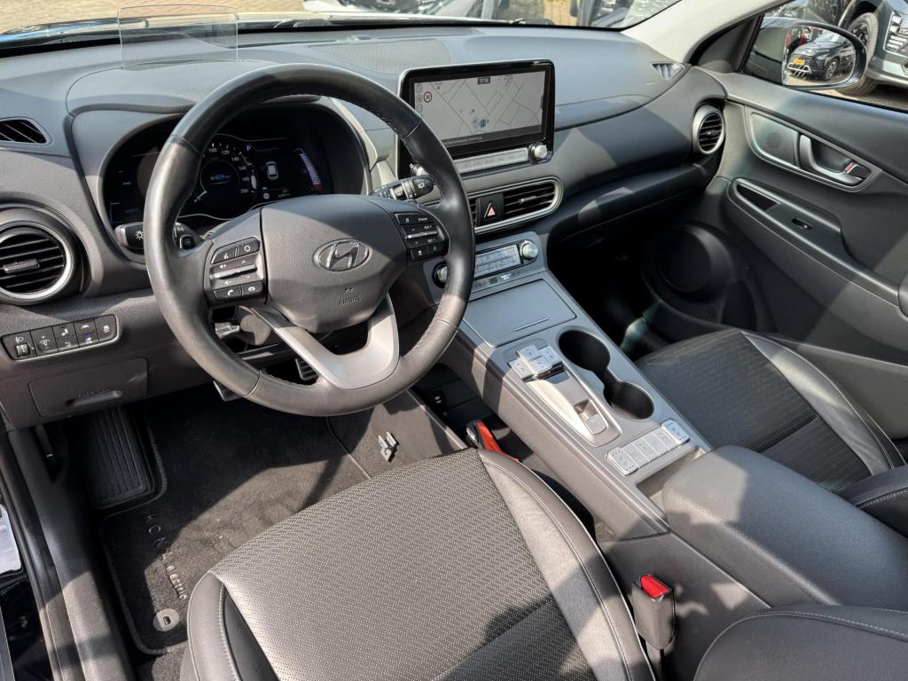 Hyundai Kona ev premium 64 kwh black edition soh 96,4% + schuif-/kanteldak!