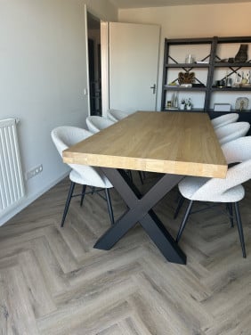 Massief eikenhouten tafel met zwart staal poten